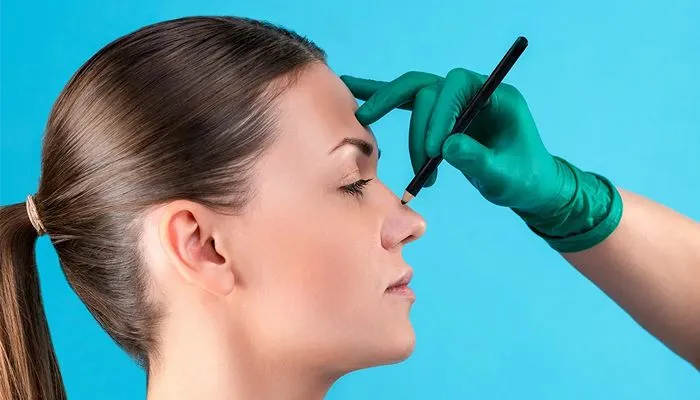 جراح در حال مشاوره برای جراحی بینی نیمه فانتزی